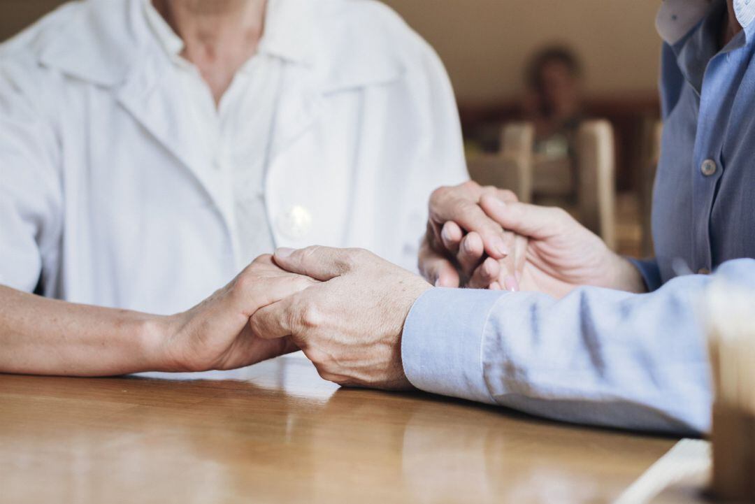 Manos de una anciana y su cuidadora