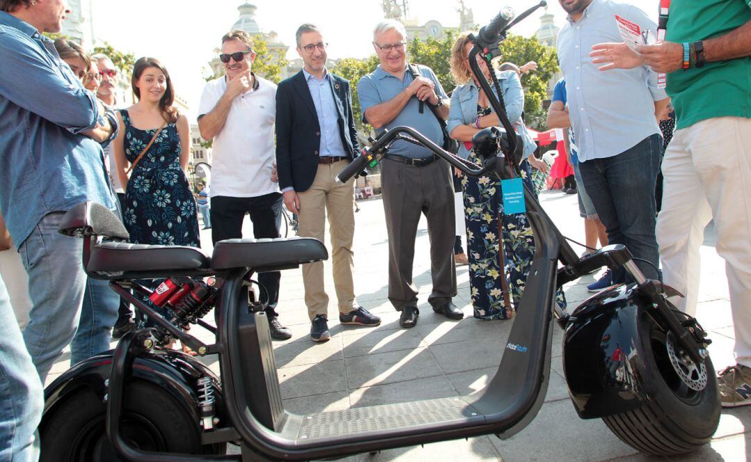 El alcalde Joan Ribó, el conseller Arcadi España y el concejal Giuseppe Grezzi, en la inauguración de la Feria de la Movilidad