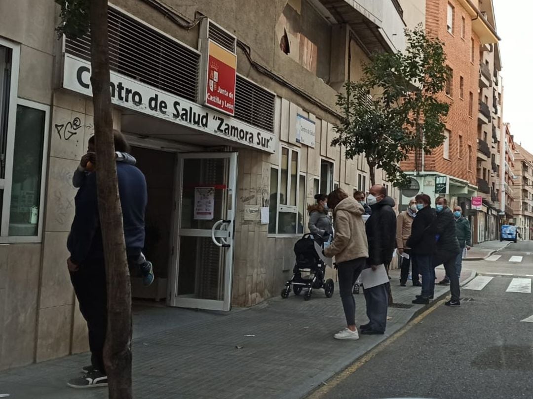 Cola ante el centro de salud de la Calle Santa Teresa