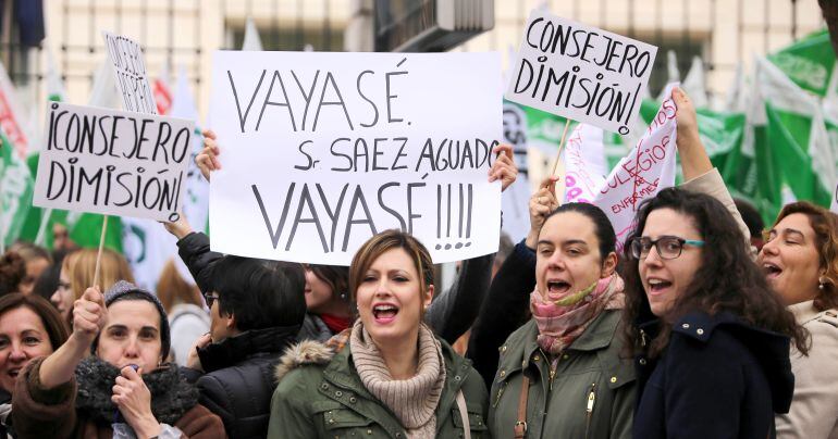 Profesionales de la enfermería se manifiestan para pedir la dimisión del consejero de Sanidad