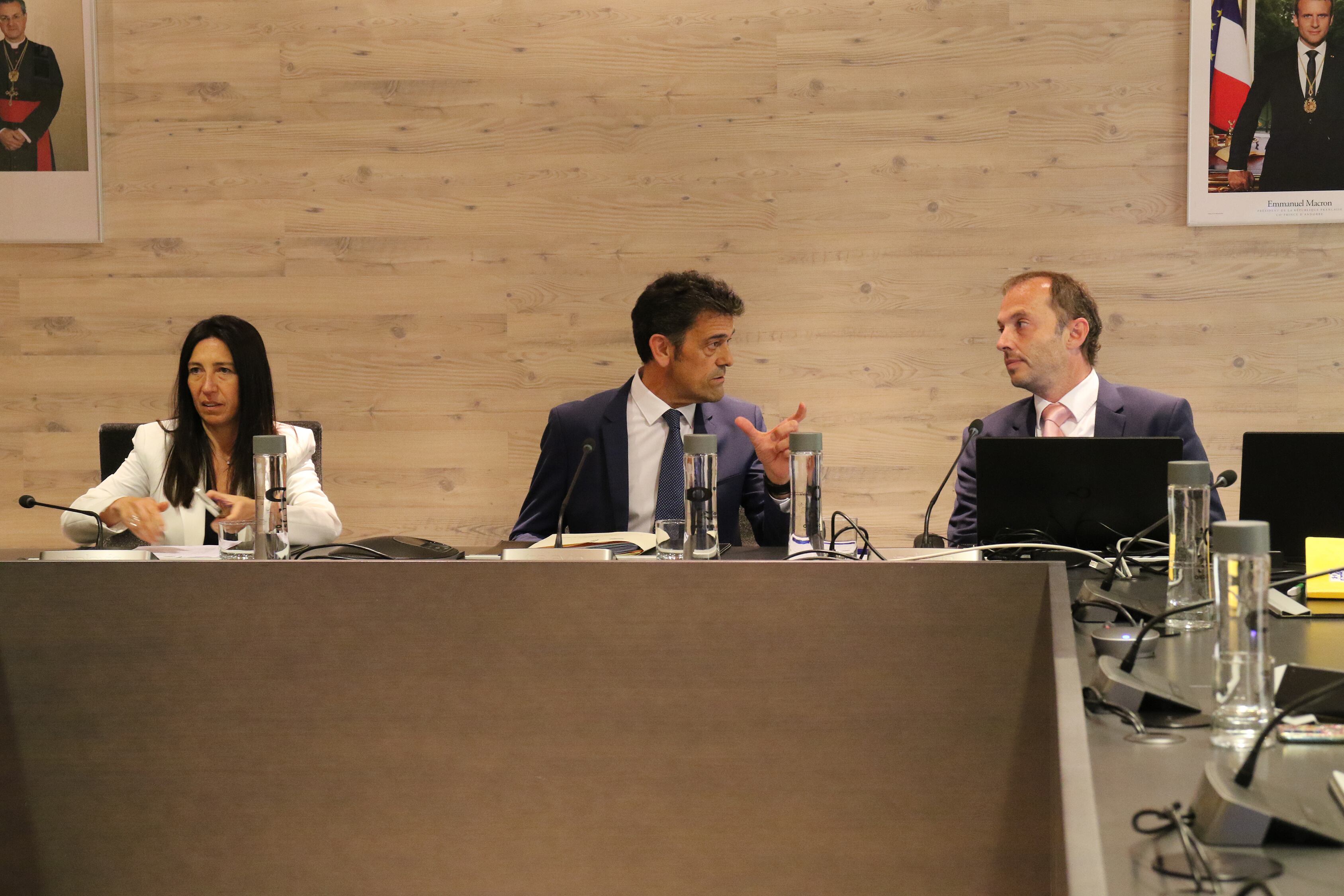 Els cònsols d&#039;Ordino, Josep Àngel Mortés i Eva Choy, durant la sessió del consell de comú que va ajornar el projecte de la residència