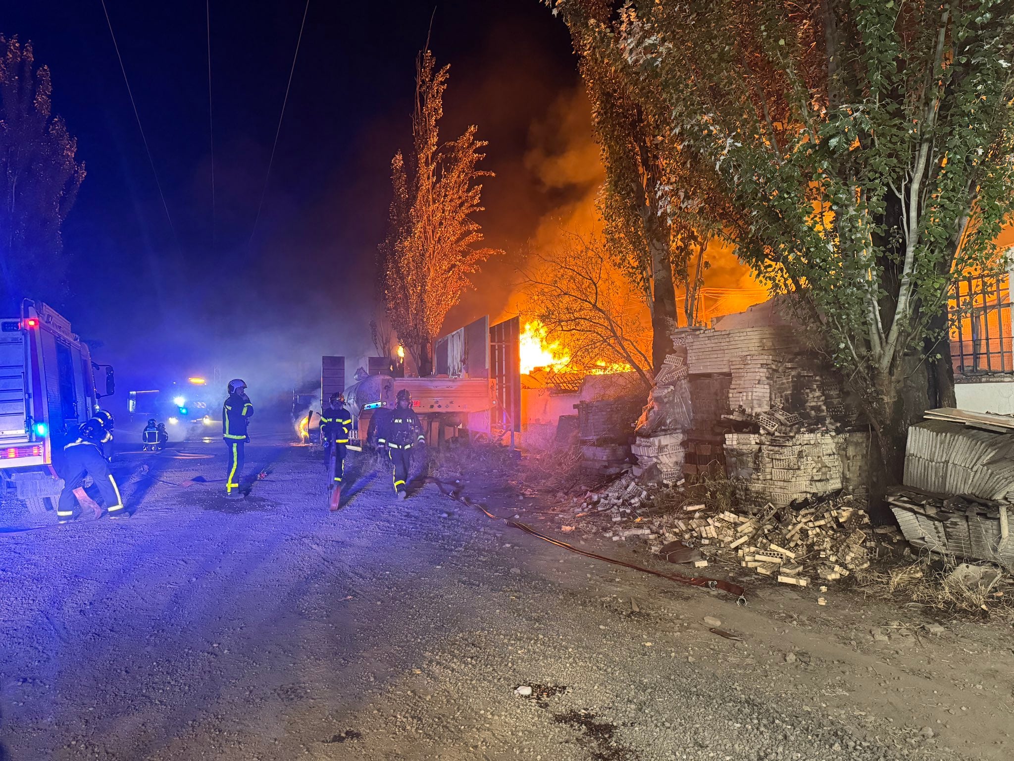 Bomberos trabajando en la extinción de un incendio industrial en Getafe
