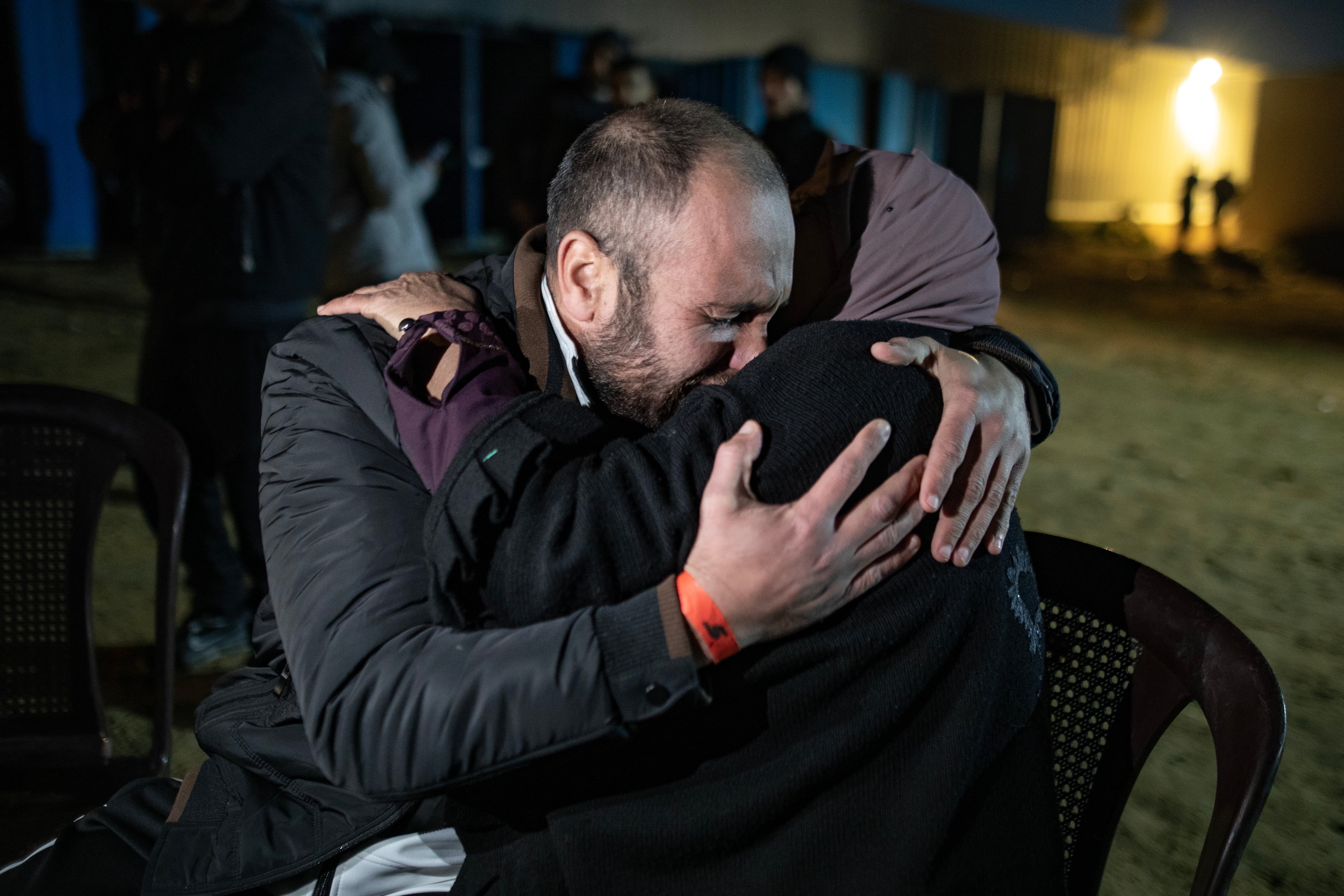 Momento del encuentro entre un preso palestino y un familiar. EFE/EPA/HAITHAM IMAD