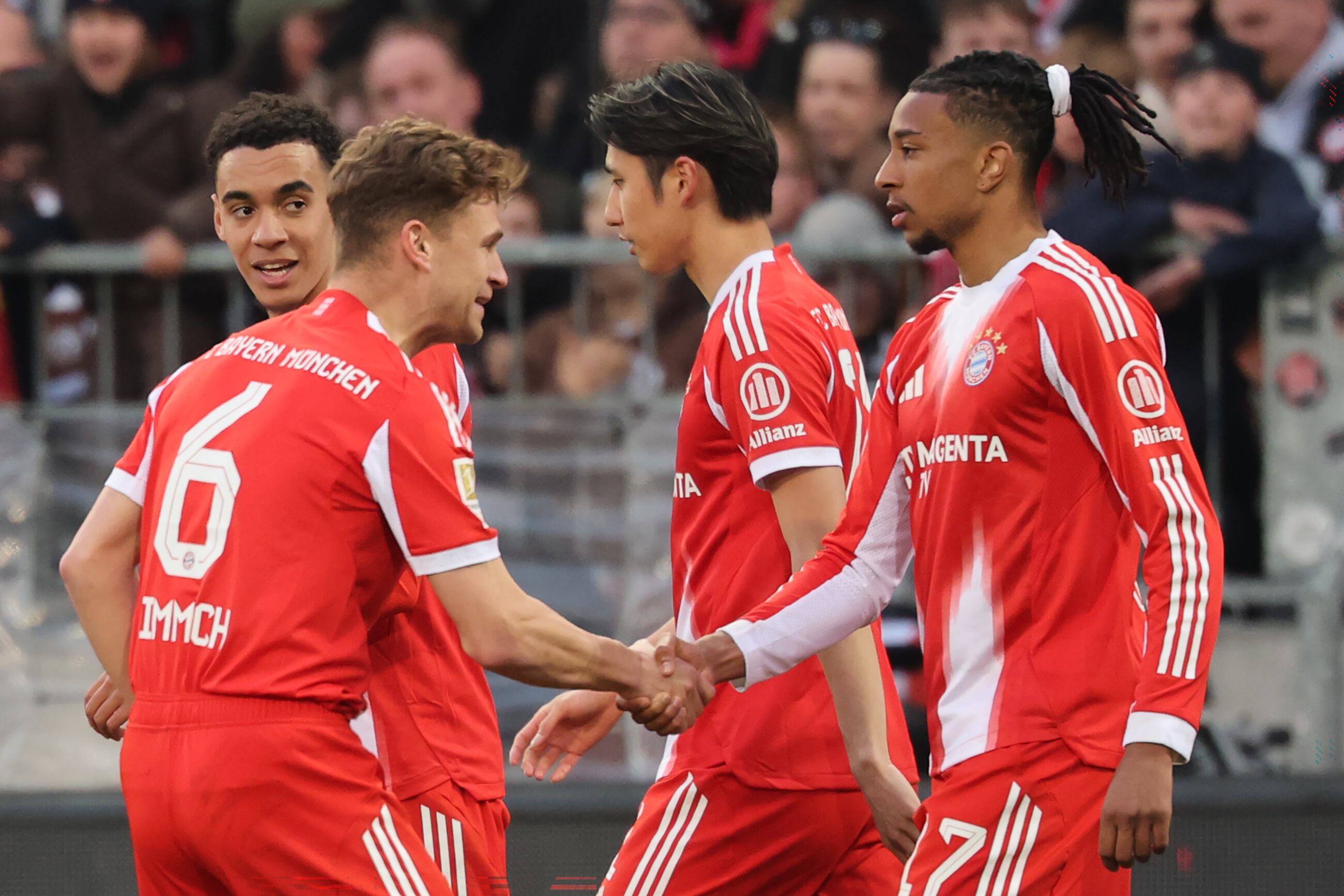 Olise y Kimmich celebrando el tercer gol contra el St. Pauli (Photo by Christian Charisius/picture alliance via Getty Images)