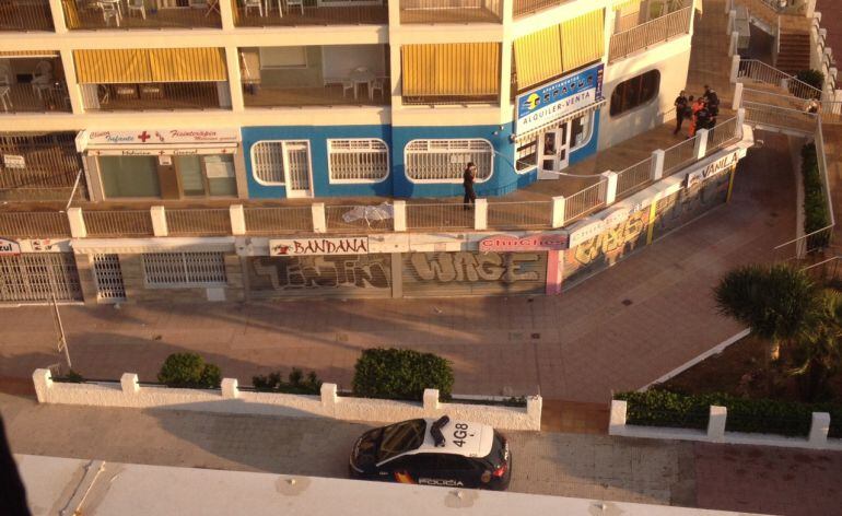 Fachada del edificio desde donde ha caído una chica de 18 años