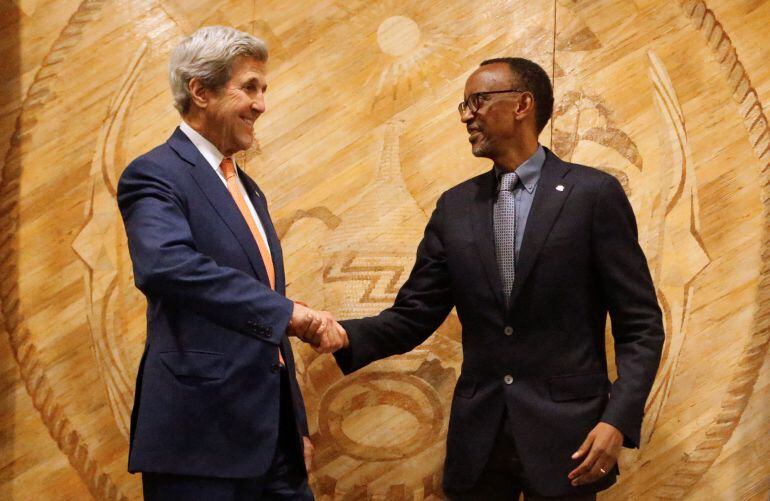 John Kerry y Paul Kagame, tras la firma del acuerdo. 