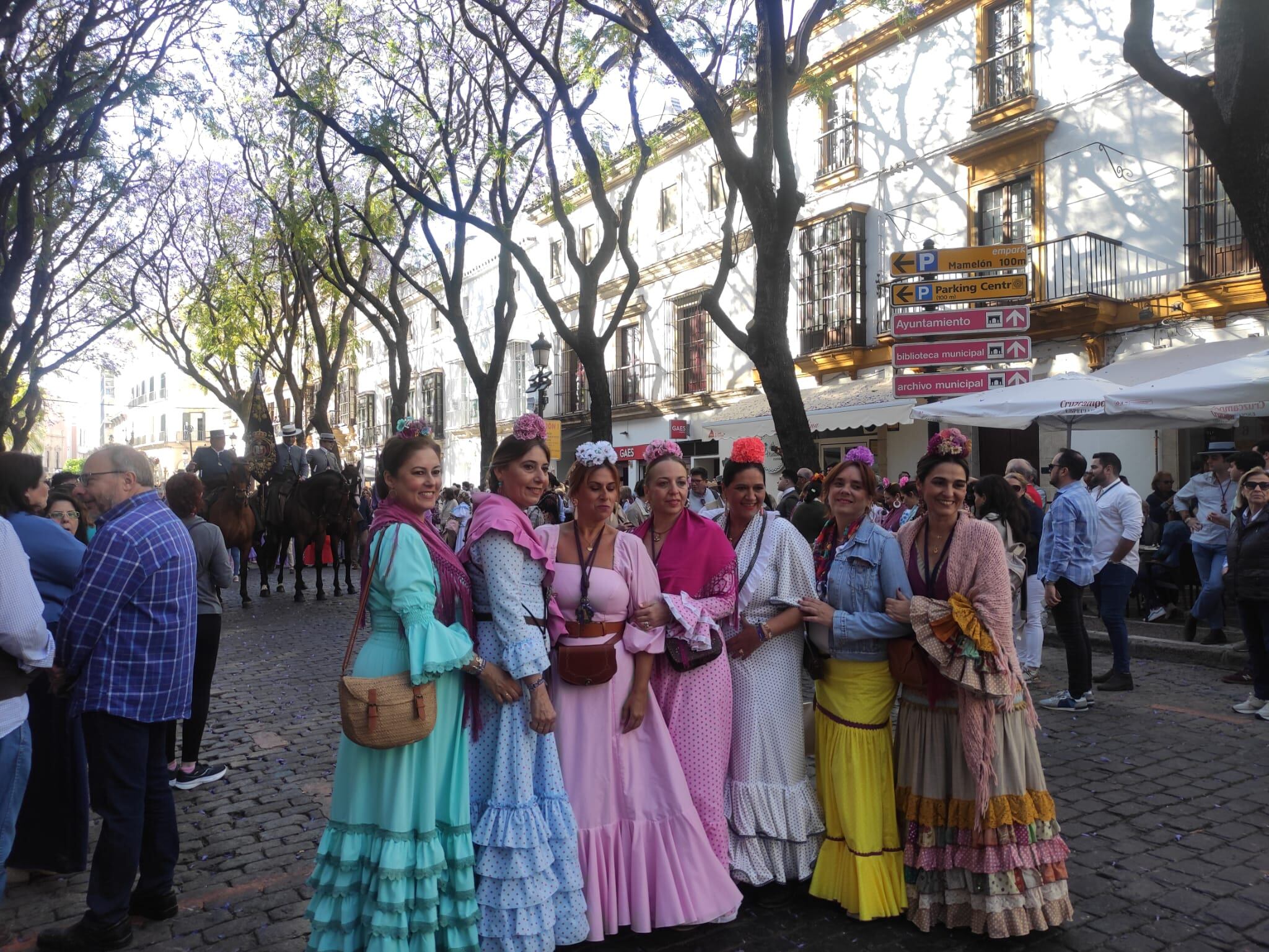 Un grupo de romeras en la salida de la Hermandad del Rocío de Jerez
