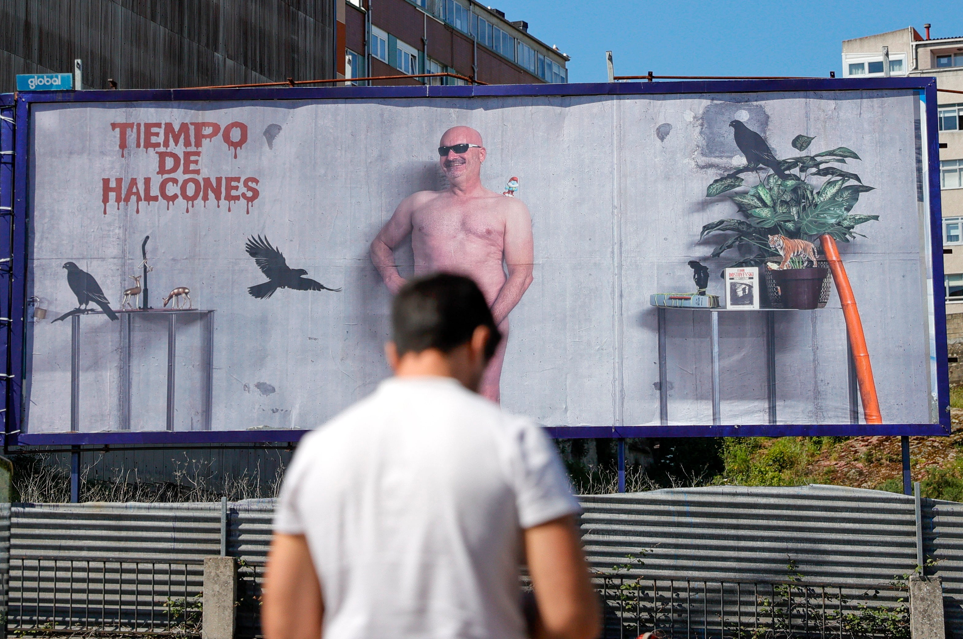A CORUÑA, 08/05/2025.- Cartel publicitario contratado en A Coruña por el artista Enrique Tenreiro, que pintó en octubre de 2018 la tumba de Franco en el Valle de Cuelgamuros y ahora, en busca de la paz, ha ideado una campaña en la que se desnuda contra los que denomina "halcones" y frente a las guerras. EFE/Cabalar