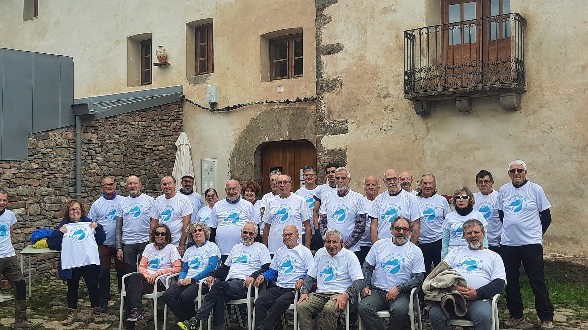 Voluntarios del programa de mantenimiento de senderos de la Federación Aragonesa de Montañismo