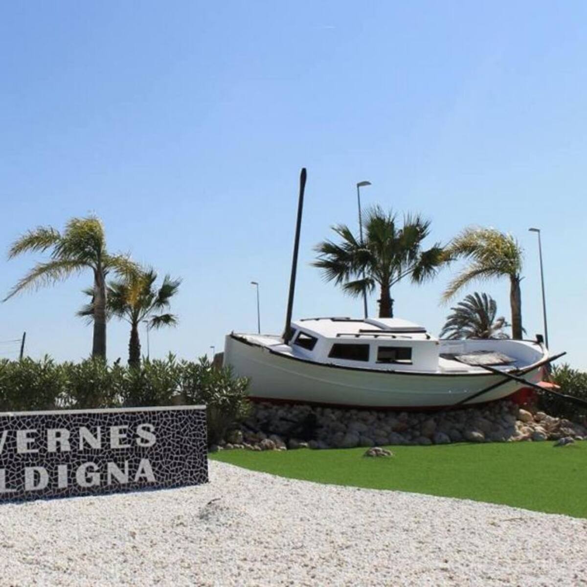 Vecinos de la playa de Tavernes denuncian que hay mucha más gente con motivo de la Semana Santa