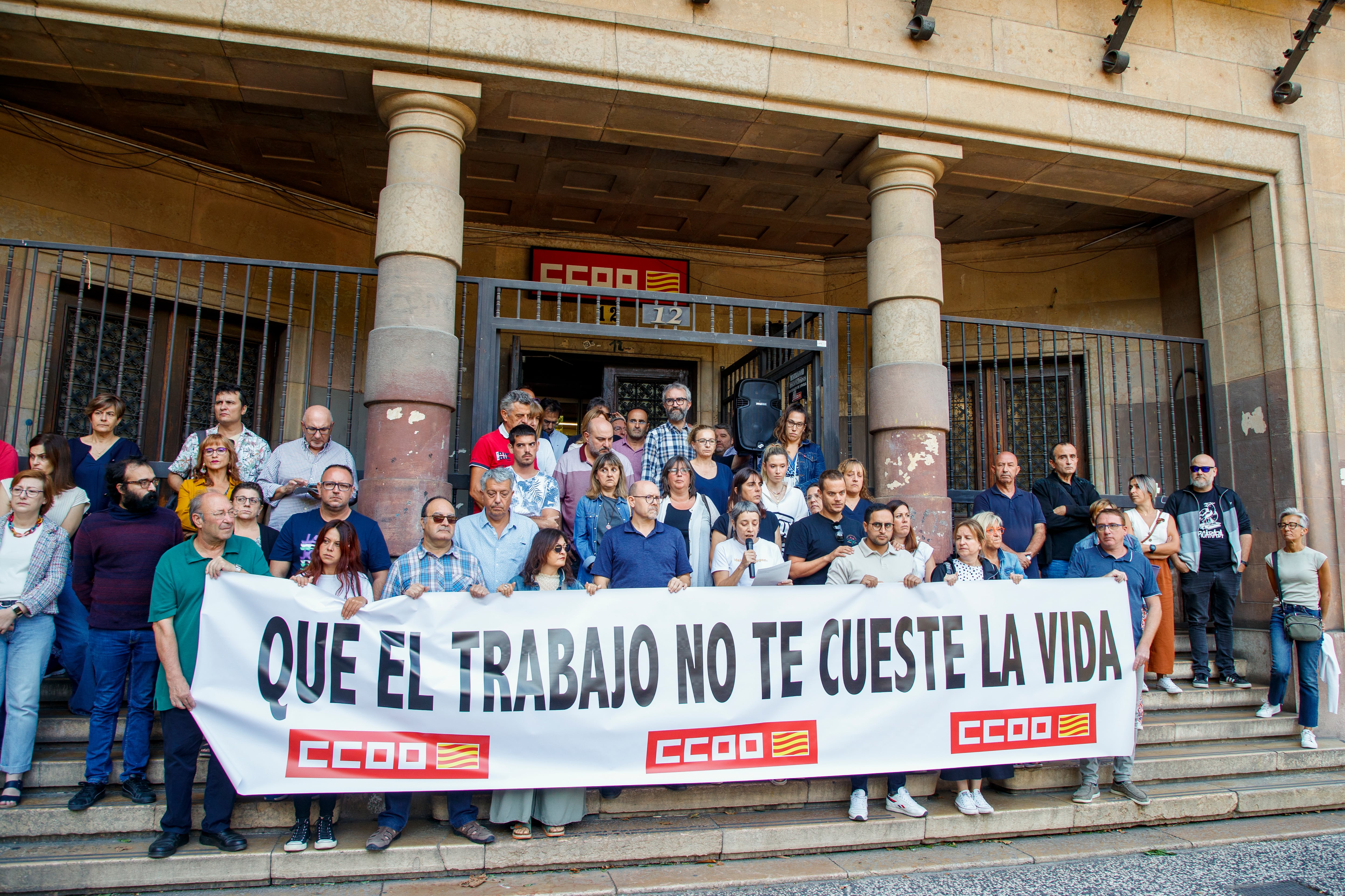 ZARAGOZA, 29/08/2023.- El secretario general de CCOO, Manuel Pina (c), ha reclamado al nuevo Gobierno de Aragón que aborde como prioridad la siniestralidad laboral, que no recoge el acuerdo para la gobernabilidad firmado con Vox y a la que no hizo referencia en su discurso para la investidura el presidente Jorge Azcón, después de que 21 personas hayan fallecido en accidentes de trabajo en lo que va de año, 10 de ellos en julio y agosto. EFE/Javier Belver
