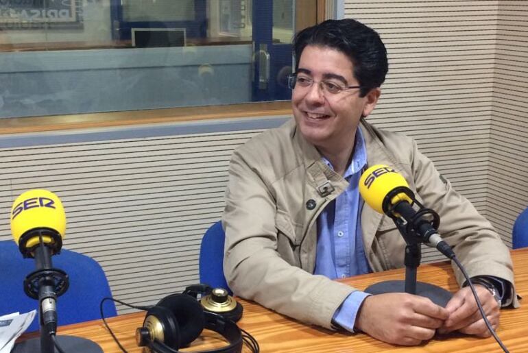 Pedro Martín, secretario general del PSOE en Tenerife, en una entrevista en el estudio principal de Radio Club Tenerife - Cadena SER