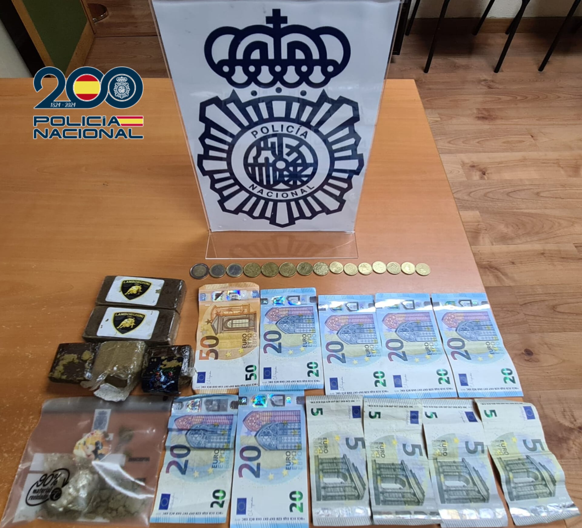 Droga y dinero incautado a uno de los jóvenes detenidos