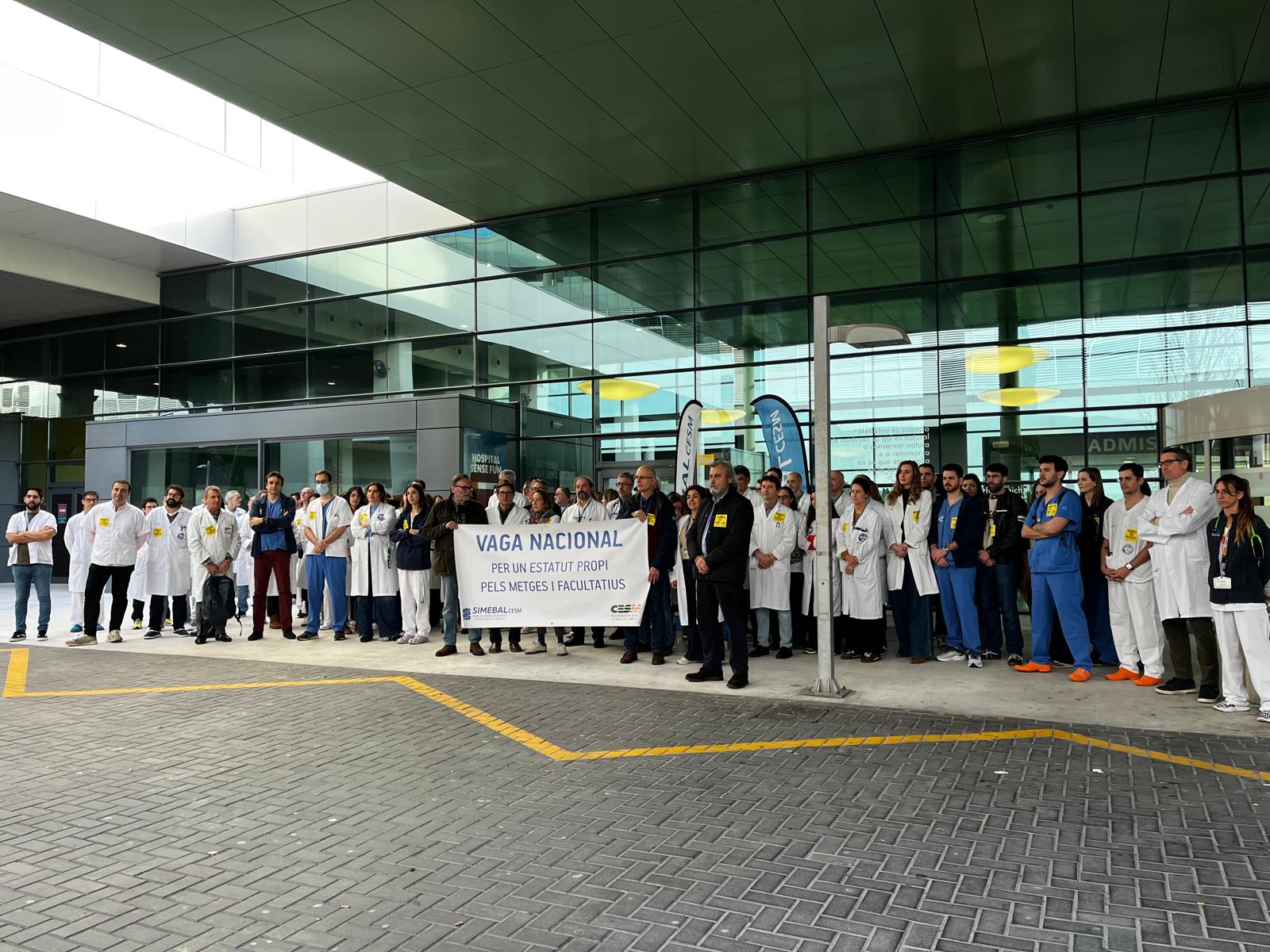Concentración de médicos frente a las puertas de Son Espases