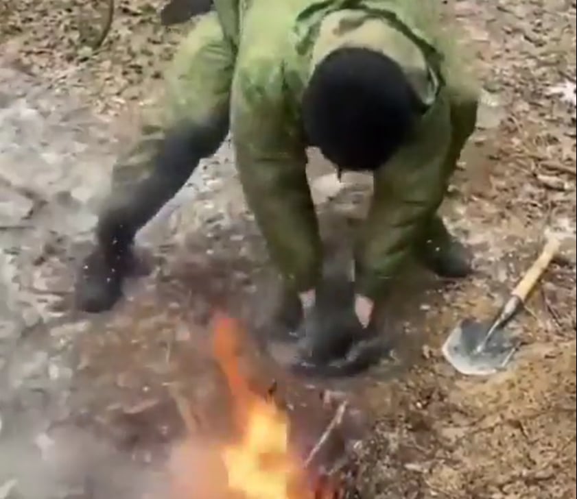 Un soldado ucraniano hace fuego Dakota