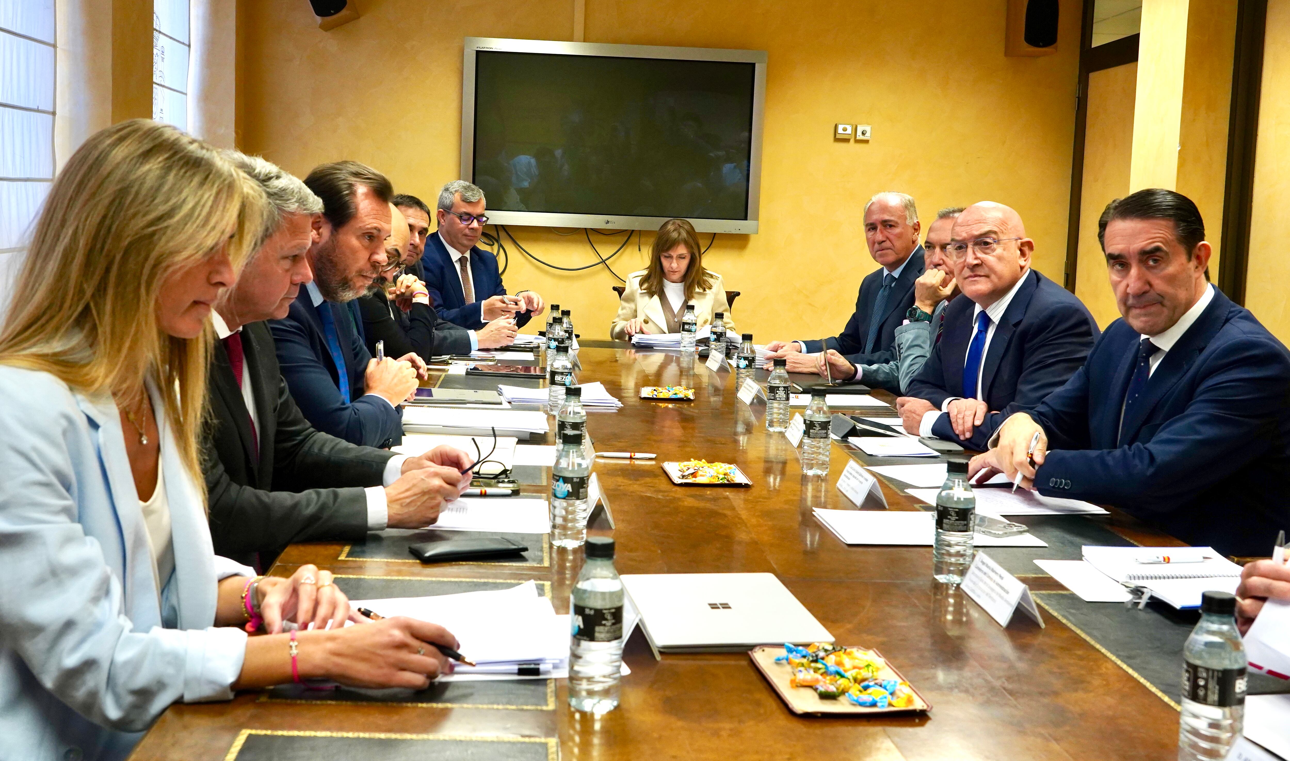 El ministro de Transportes y Movilidad Sostenible, Óscar Puente, preside la Comisión de seguimiento de la Sociedad Valladolid Alta Velocidad. También participan el alcalde de Valladolid, Jesús Julio Carnero, y el consejero de Medio Ambiente, Vivienda y Ordenación del Territorio, Juan Carlos Suárez-Quiñones.