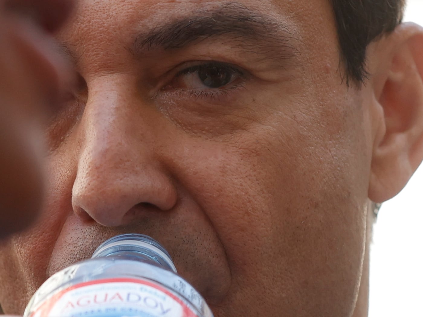 ALCORCÓN (MADRID), 21/04/2023.- El presidente de la Junta de Andalucía, Juanma Moreno Bonilla , durante un paseo por la localidad madrileña de Alcorcón. EFE/Juan Carlos Hidalgo
