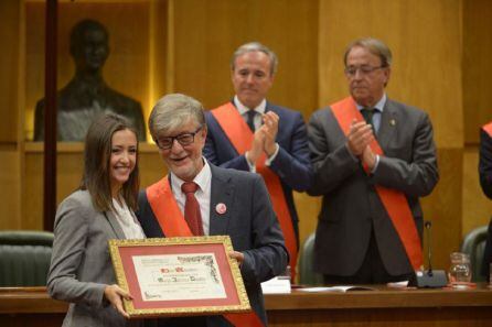 Teresa Refojo, novia de Borja Iglesias, recoge el nombramiento de Hijo Adoptivo