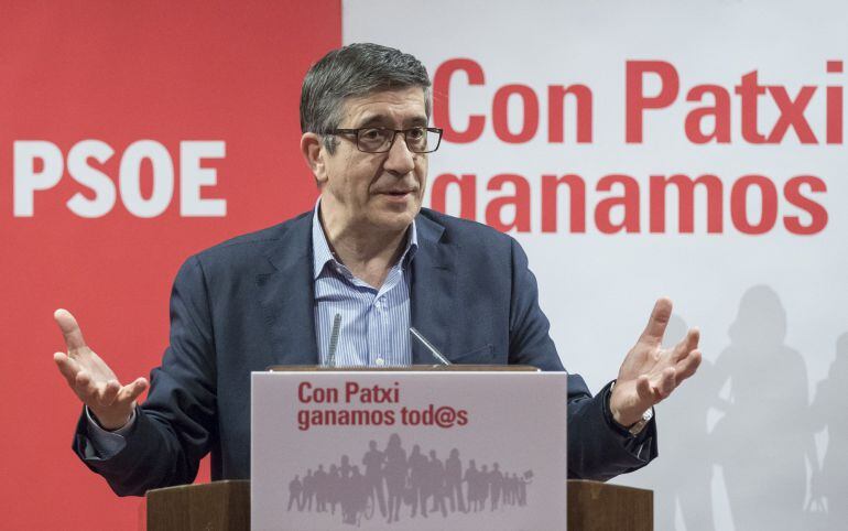 El exlehendakari y candidato a liderar el PSOE, Patxi López, durante la rueda de prensa ofrecida hoy en Sevilla dentro de la campaña de primarias de esta formación