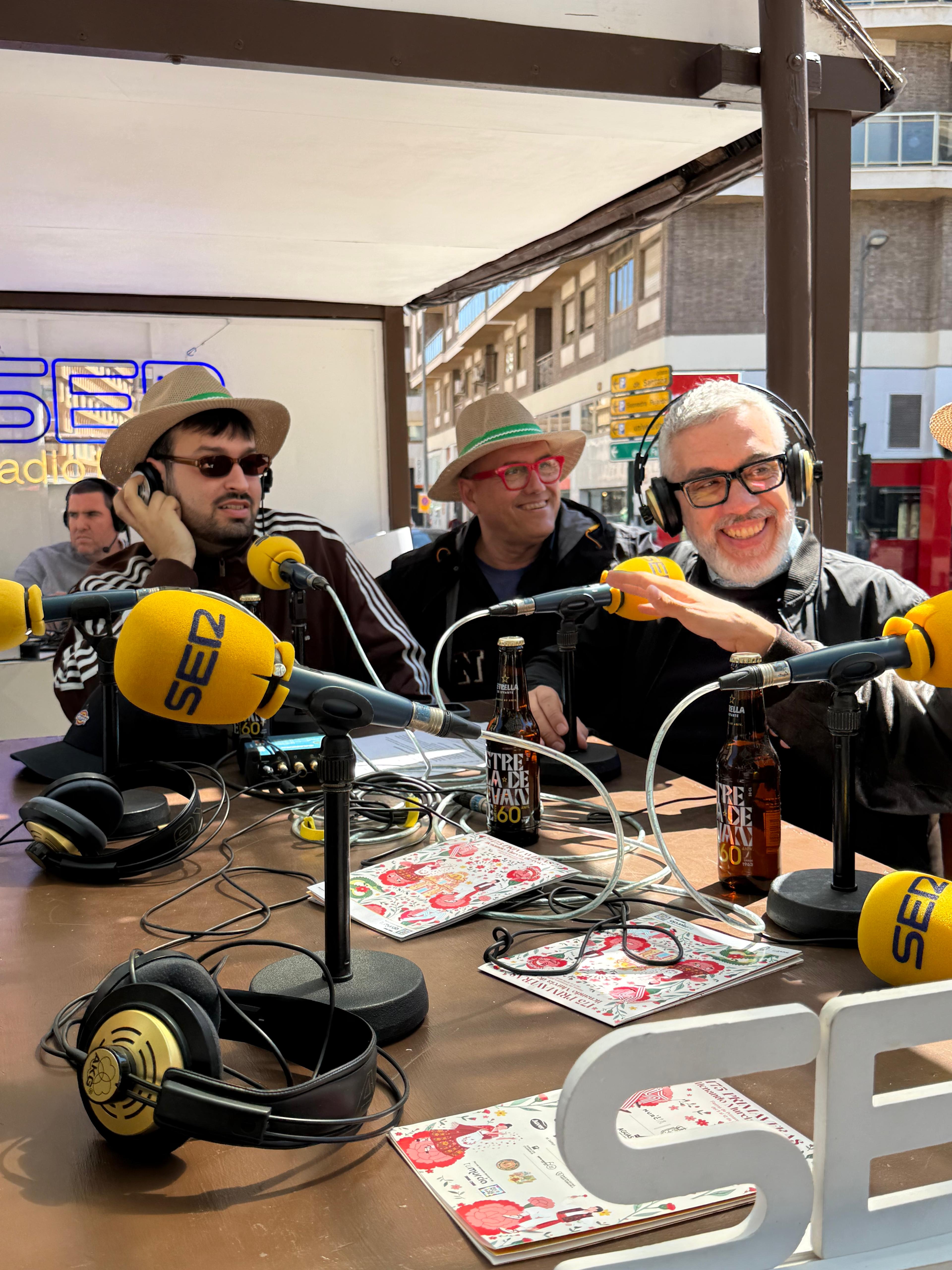 Félix Sabater, con gafas de sol, junto a Joaquín Guillén y Paco Sánchez durante la emisión del especial Hoy por Hoy Murcia desde una carroza huertana.