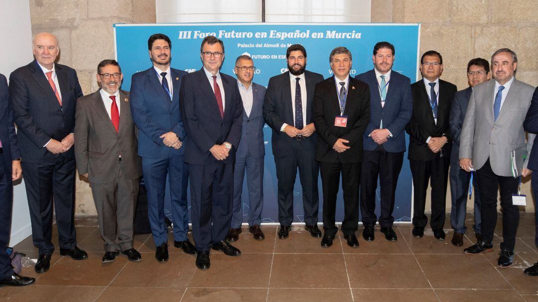 El ministro de Vivienda, Construcción y Saneamiento de Perú, Miguel Estrada (5d), el presidente de la Comunidad de Murcia, Fernando López Miras (6d), el secretario de estado de Medio Ambiente, Hugo Murán (5i), el delegado del Gobierno, Francisco Jiménez (2i), el alcalde de Murcia, José Ballesta (4i), el representante para Europa de CAF-Banco de Desarrollo de América Latina, José Antonio García (i), entre otros, posan para la foto de familia en el acto de inauguración del III Foro Futuro en Español en Murcia, hoy en el Palacio Almudí de Murcia