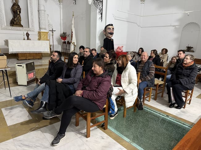 Momento de la charla en la ermita de San Antón