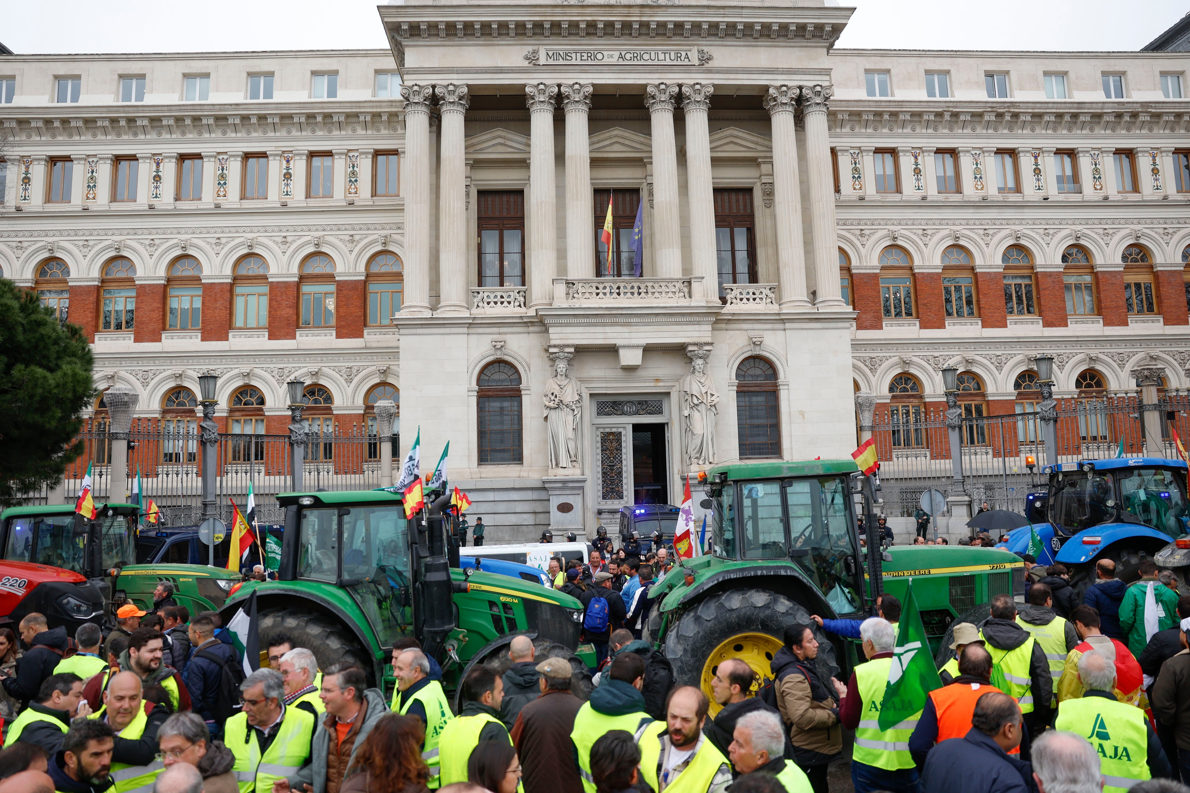 Centenares de tractores, vehículos y camiones han accedido cortan este jueves la autovía A33, desde Yecla y Jumilla, en dirección a Murcia para llevar a cabo una marcha lenta, con la que las organizaciones agrarias inician sus protestas oficiales. EFE/Marcial Guillén