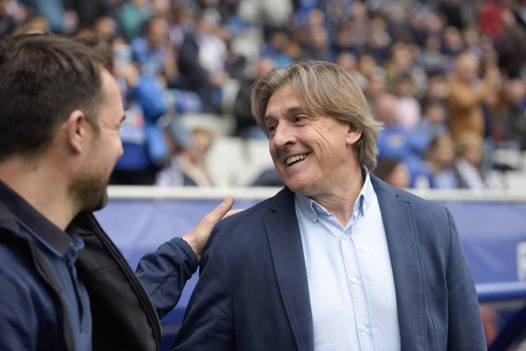 Sergio Egea saluda a López Garai, entrenador del Numancia, antes del partido en el Tartiere.