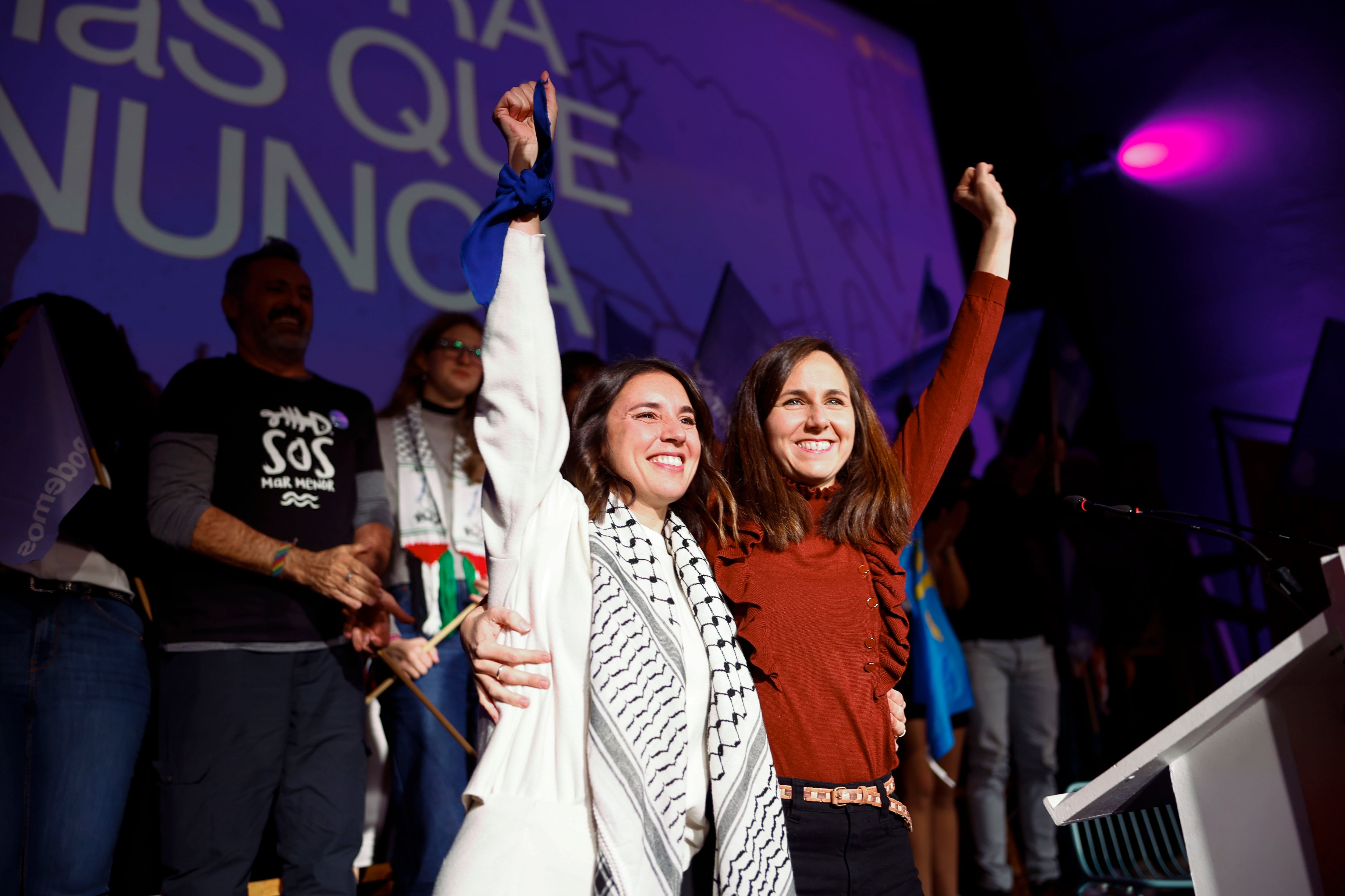 La exministra de Igualdad, Irene Montero (i), y la secretaria general de Podemos, Ione Belarra