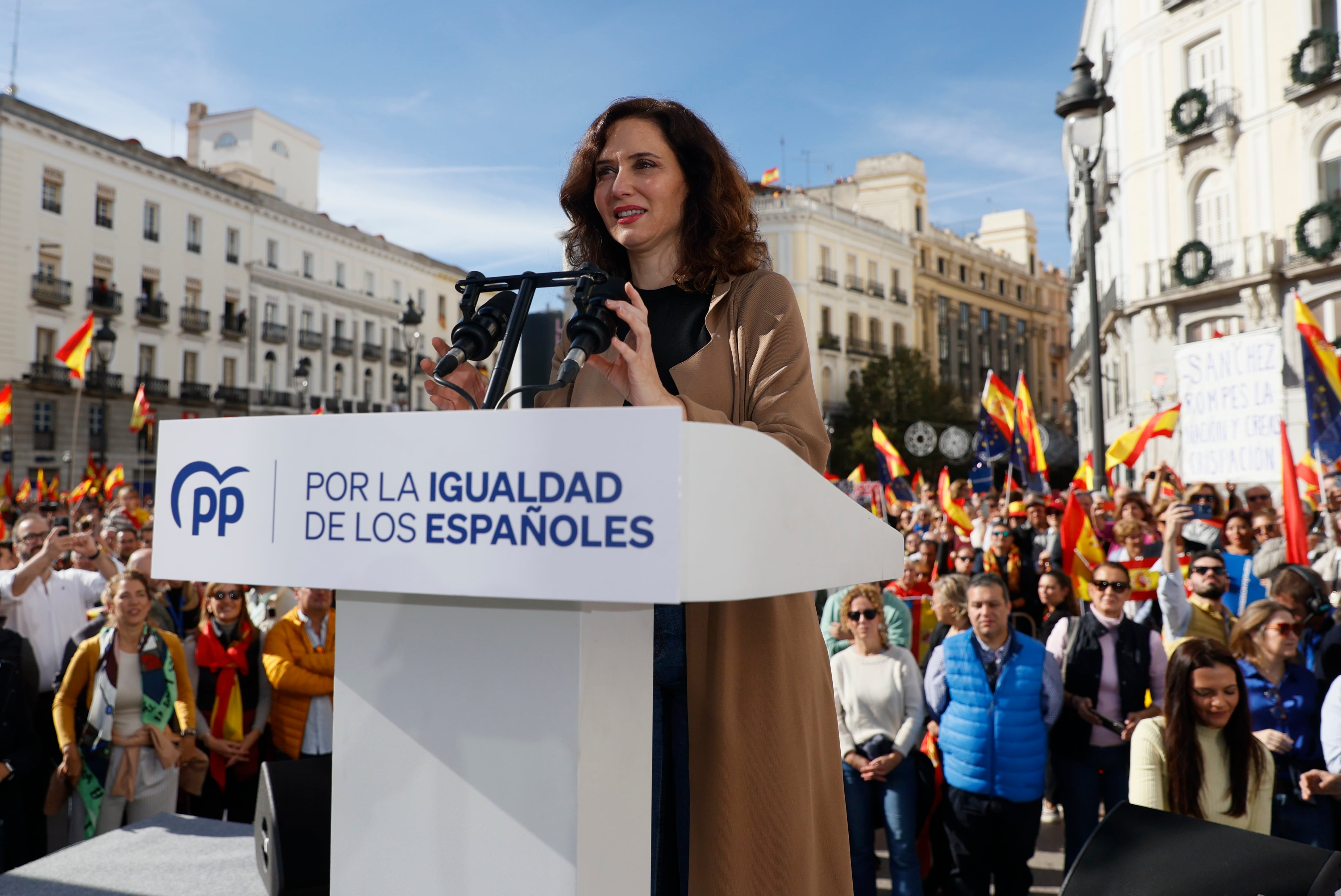 La presidenta de la Comunidad de Madrid, Isabel Díaz Ayuso, durante la manifestación convocada por el PP contra la amnistía este domingo.