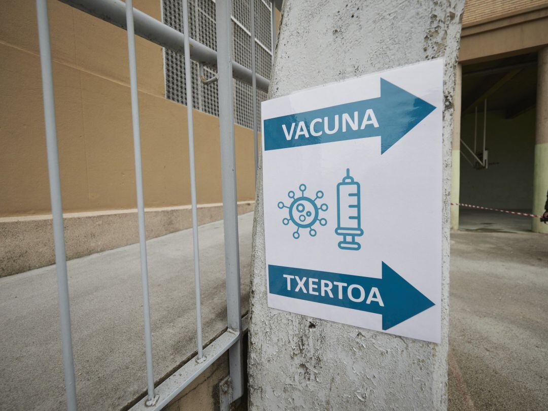 Un cartel que indica el sitio de la vacunación contra el Covid-19