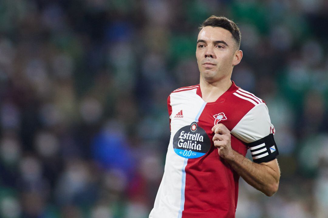 Iago Aspas celebrando el gol enseñando la Cruz de Santiago