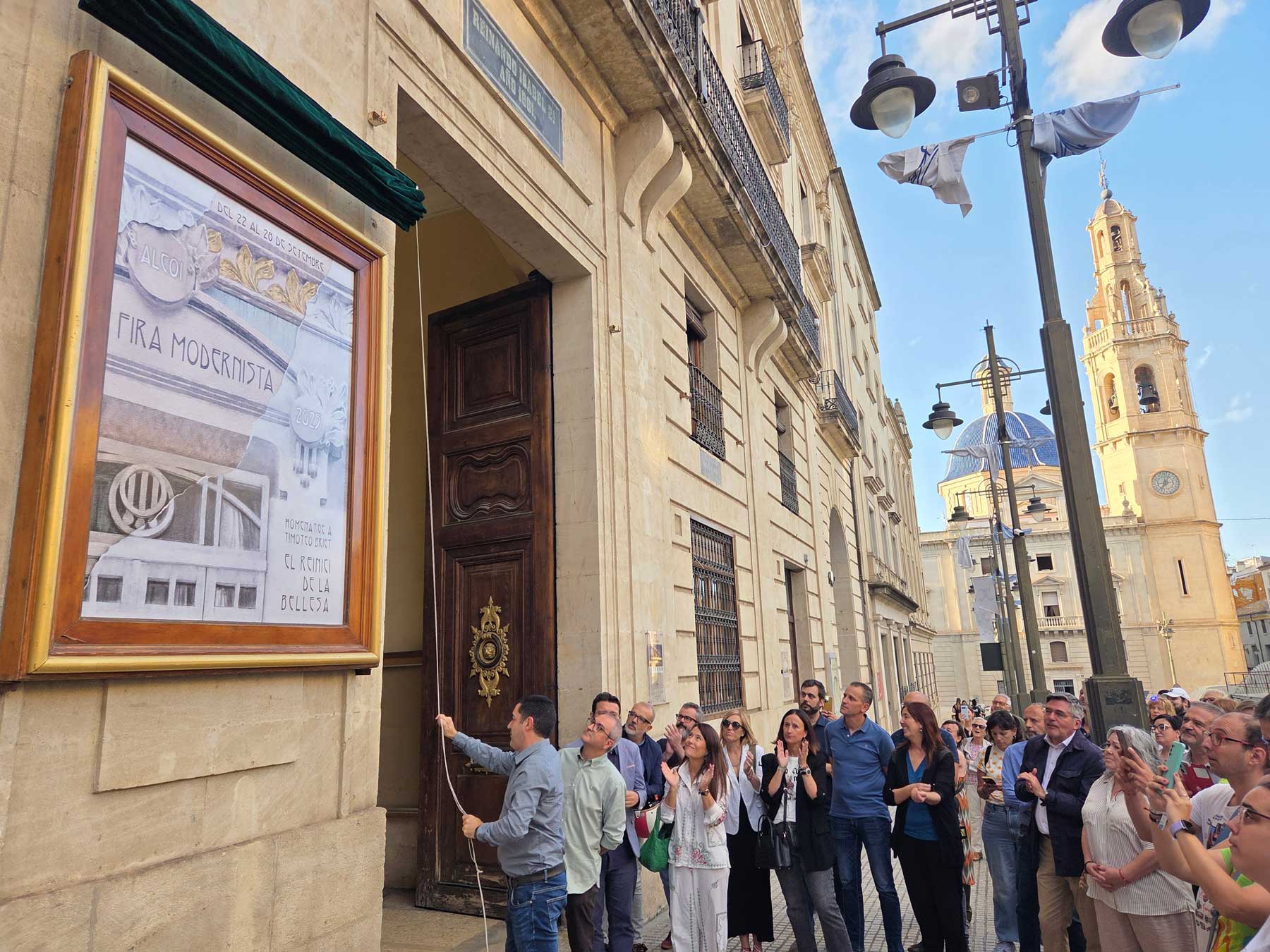 Instante en el que el alcalde Toni Francés acaba de descubrir el cartel de la Feria Modernista obra de David Pastor