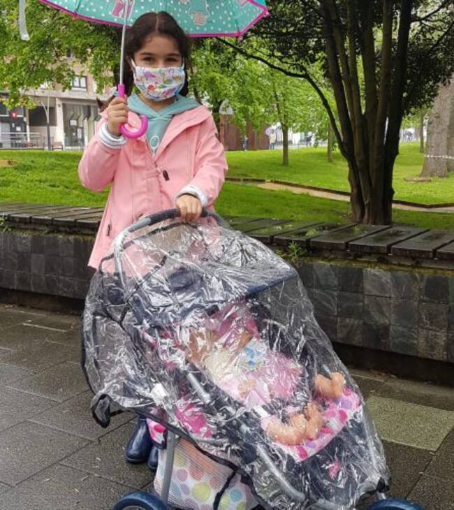 Carla disfrutando del paseo con los 'Nenucos'.