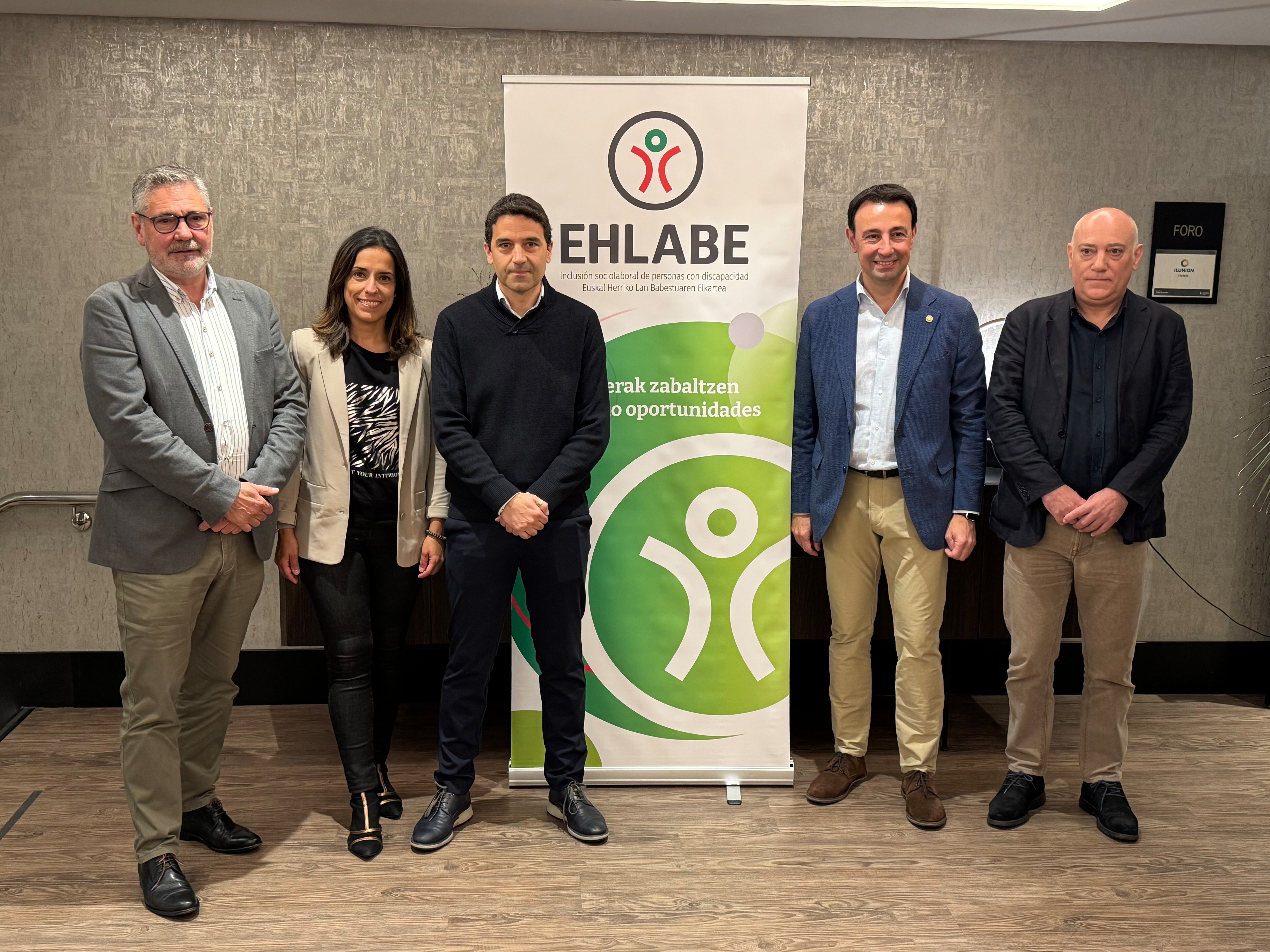 Representantes del Gobierno vasco y de los centros especiales de empleo, en la presentación del balance de Ehlabe