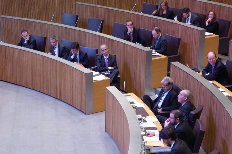 El grup demòcrata al Consell General (d) no donarà suport a la proposició de llei del PS sobre la rebaixa d'anys per obtenir la nacionalitat i seguirà el criteri de Govern (e).