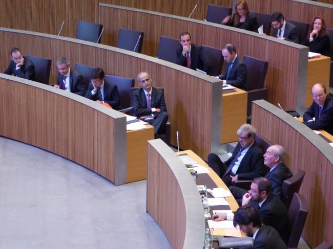 El grup demòcrata al Consell General (d) no donarà suport a la proposició de llei del PS sobre la rebaixa d'anys per obtenir la nacionalitat i seguirà el criteri de Govern (e).