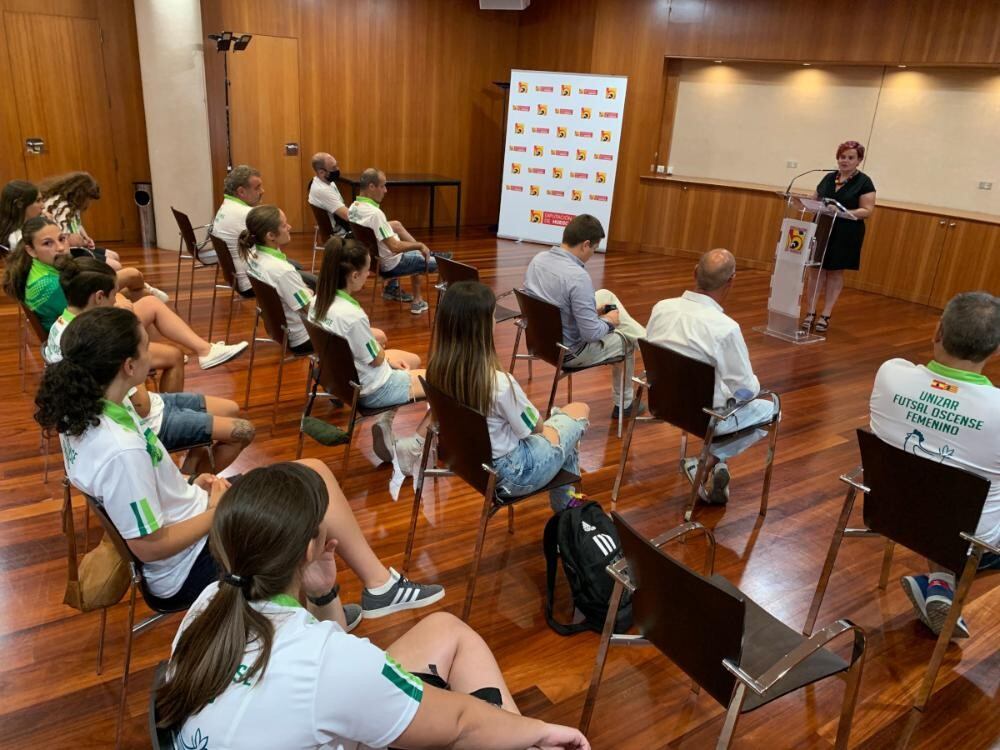 Sofía Avellanas y Antonio Biescas con el Ayerbe Unizar Futsal femenino | DPH