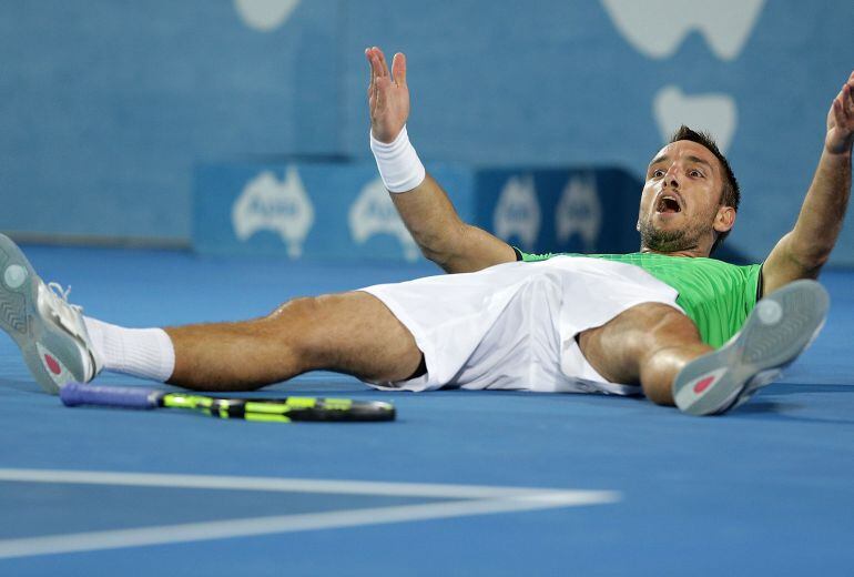 Viktor Troicki celebra el punto de partido que le dio el título en Sídney.