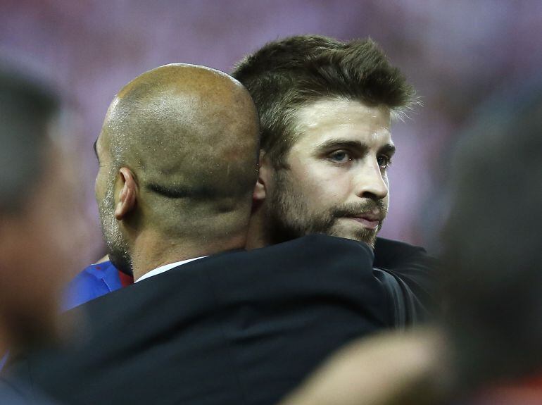 Pep Guardiola abraza a Gerard Piqué.