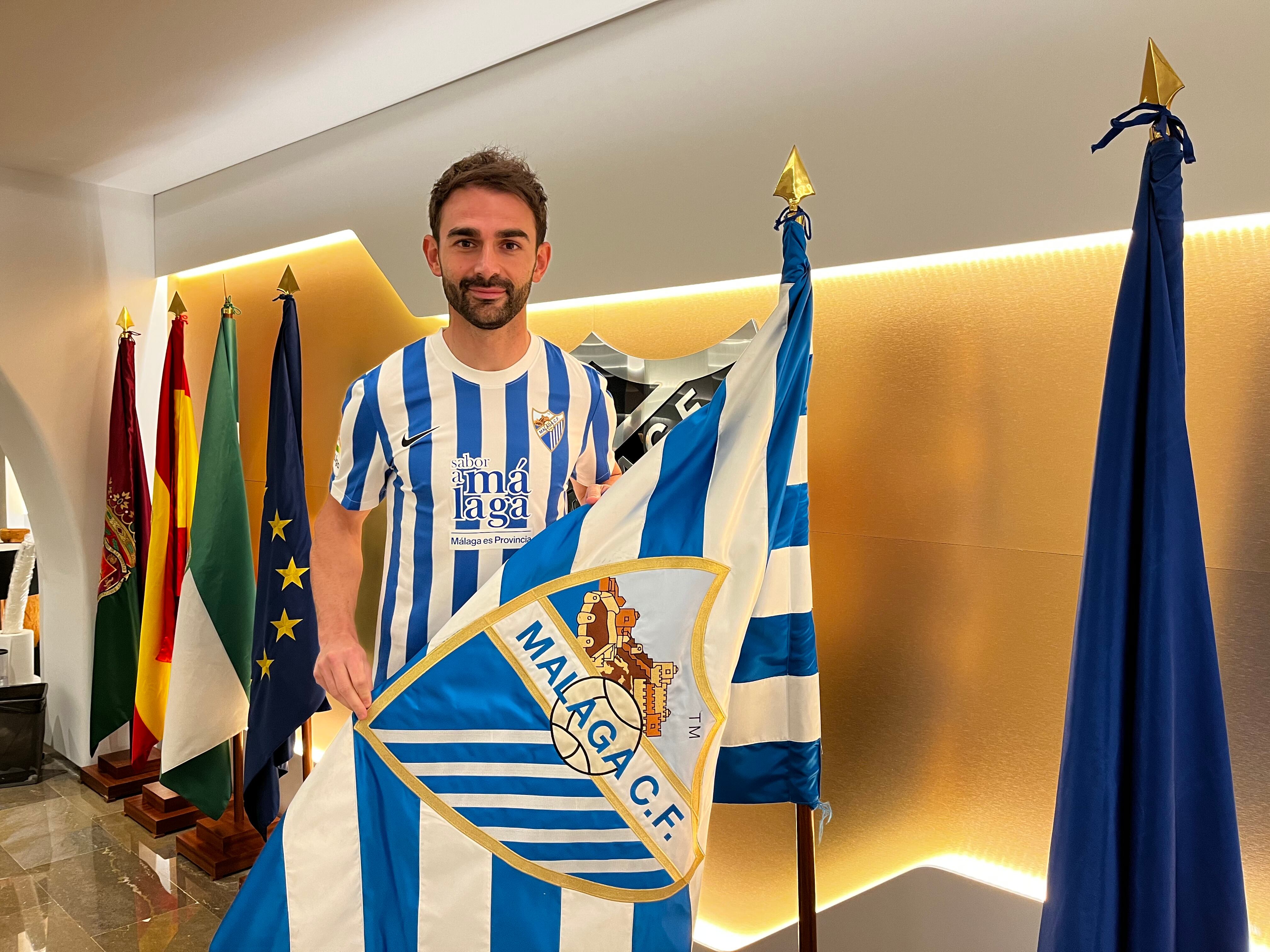 El delantero Adrián López, nuevo fichaje del Málaga hasta final de la temporada