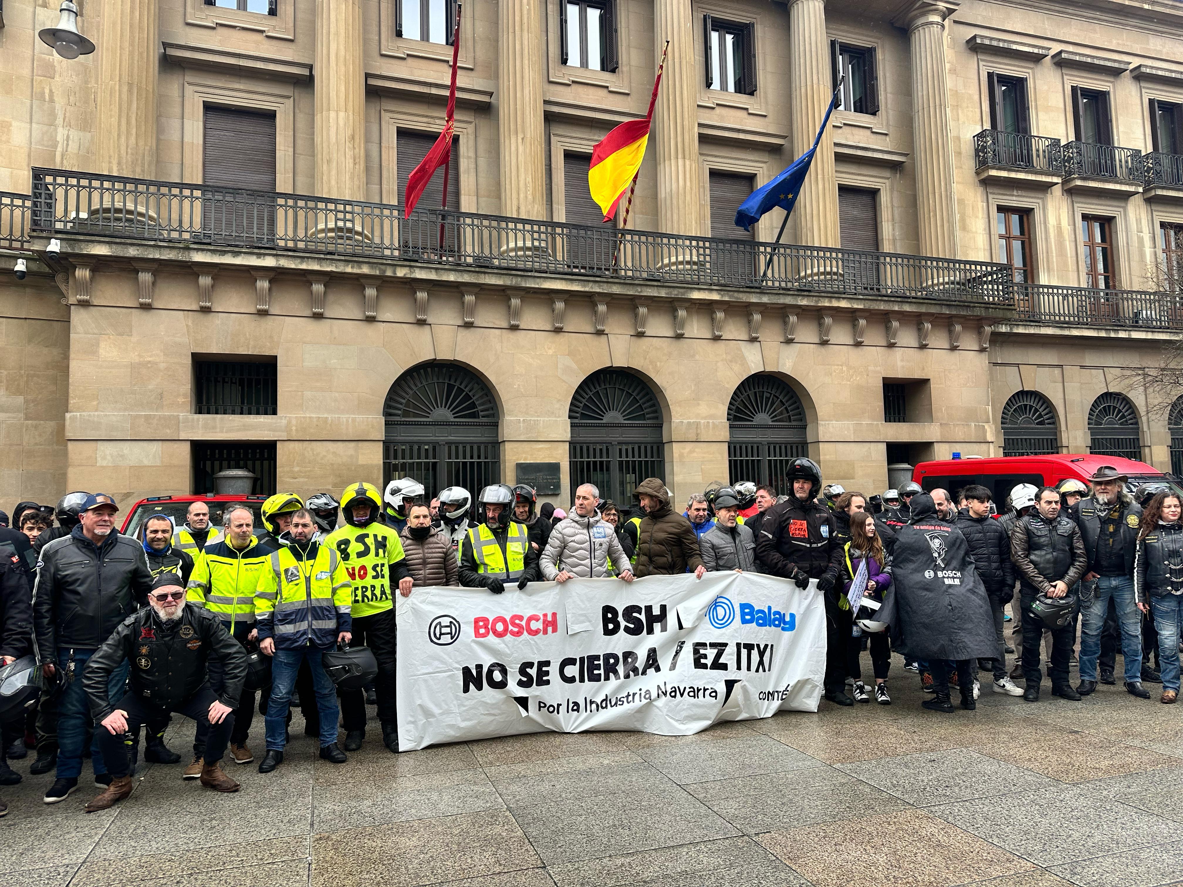 Una marcha motera reclama la continuidad de la planta de BSH en Esquíroz
