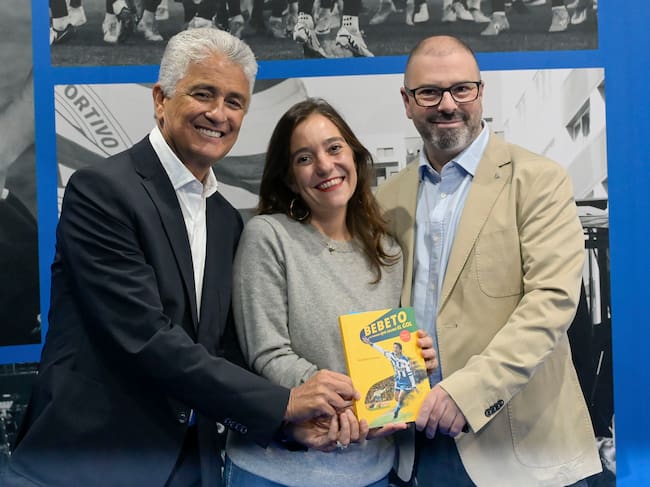 A CORUÑA, 26/11/2025.- José Roberto Gama de Oliveira 'Bebeto' antes del acto de presentación del libro 'Bebeto. El hombre que acunó el gol', celebrado este miércoles en A Coruña. En la foto, junto a la alcaldesa, Ines Rey (c), y el autor del libro Álex Centeno (d). EFE/Moncho Fuentes
