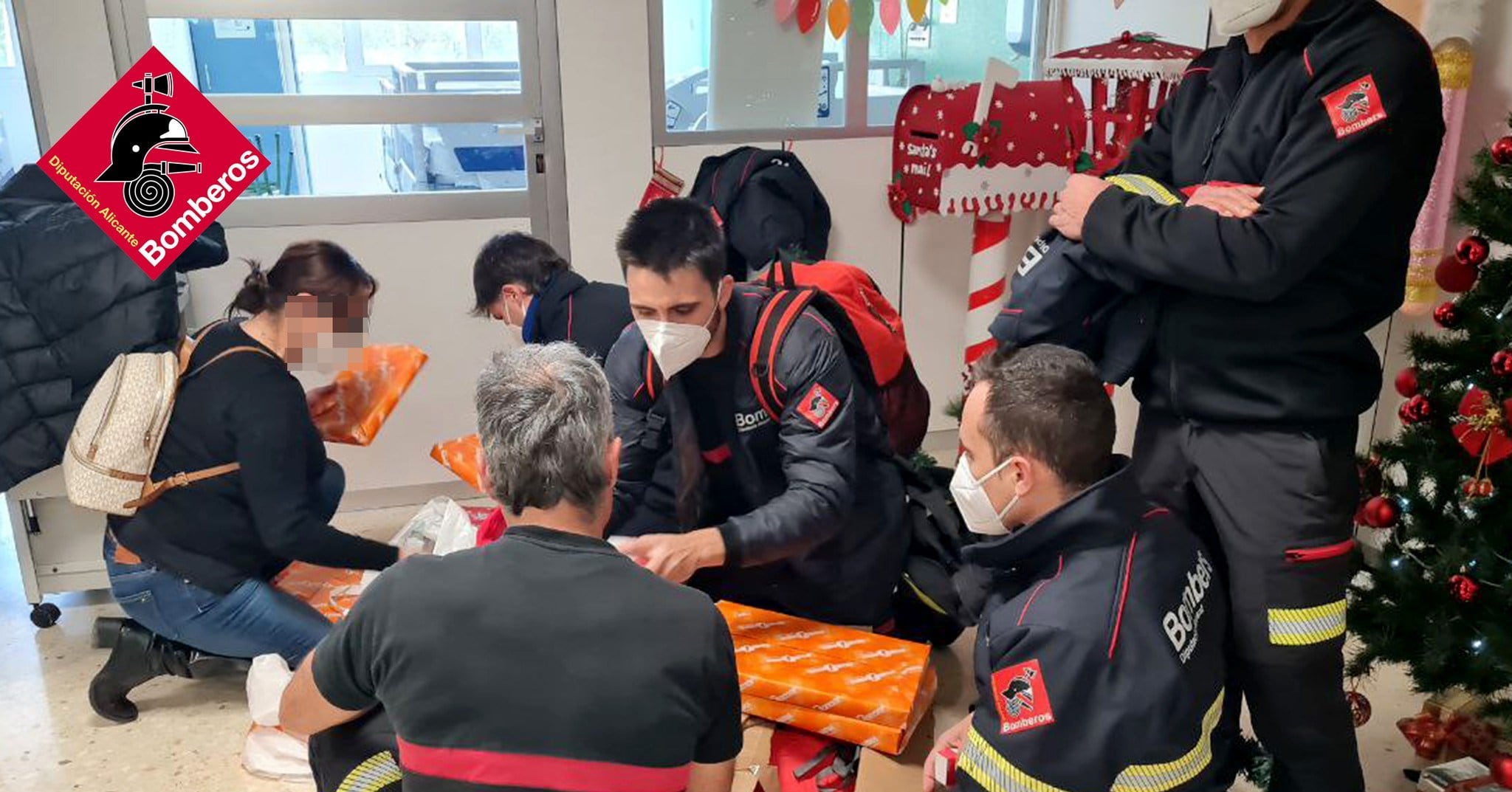 Los bomberos, en el Hospital de Elda