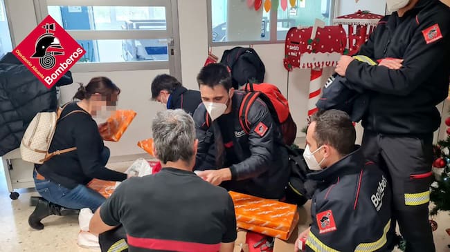 Los bomberos, en el Hospital de Elda