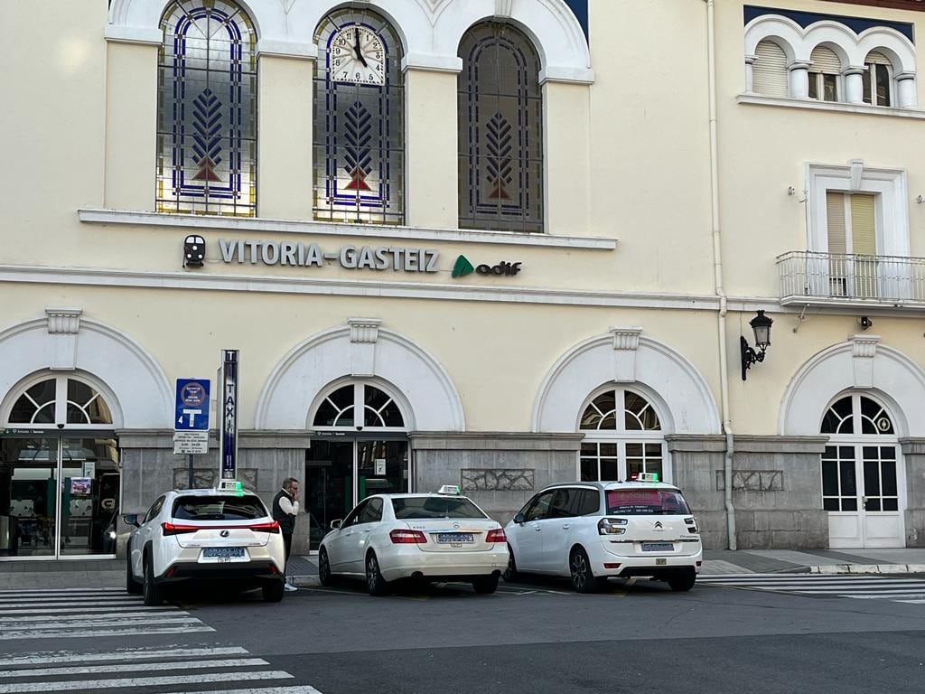 Parada de taxis en la estación de Renfe de Vitoria