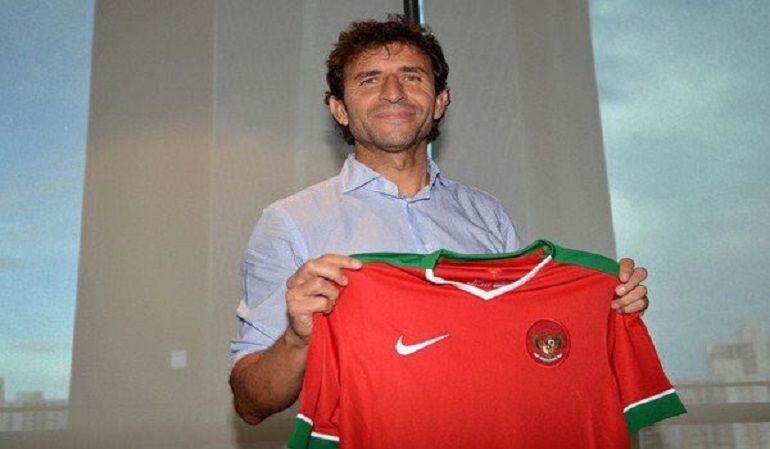 Luis Milla posa con la camiseta de Indonesia durante su presentación