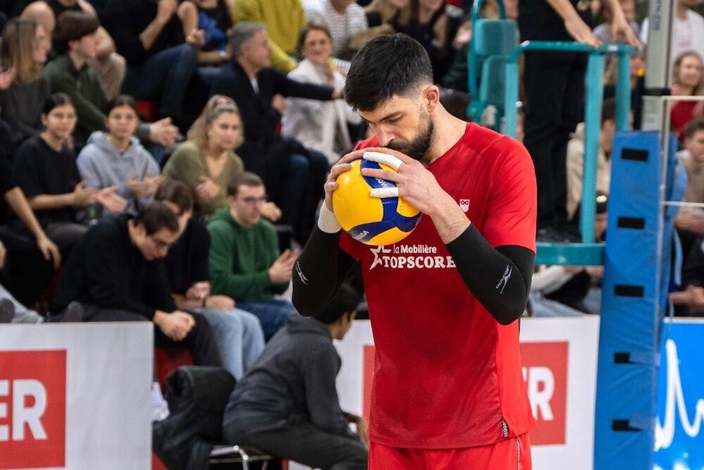 El opuesto cántabro se convierte en uno de los fichajes estrella del club ahorrador.