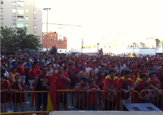 En Badajoz también están con la Roja. Los seguidores salieron a la calle para ver el encuentro de la selección