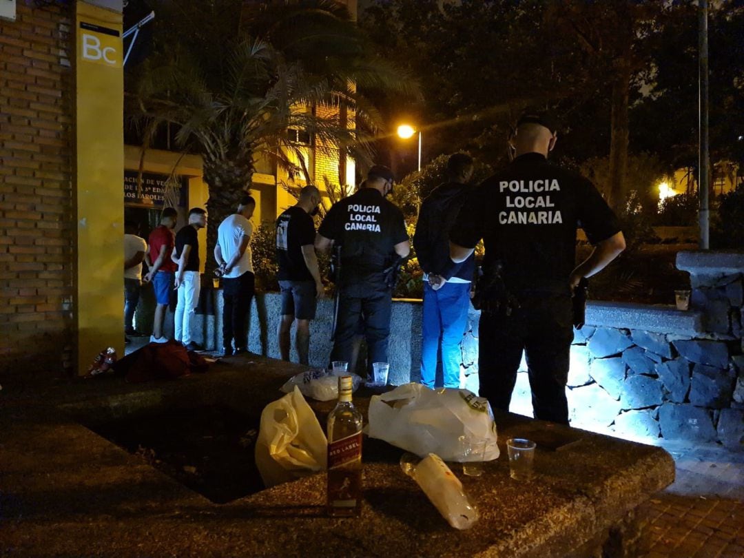 Archivo - Actuación de la Policía Local de Santa Cruz de Tenerife en un &#039;botellón&#039;